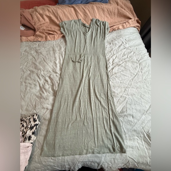 Dresses & Skirts - Everyday Light Sage Linen V-Neck Maxi Dress